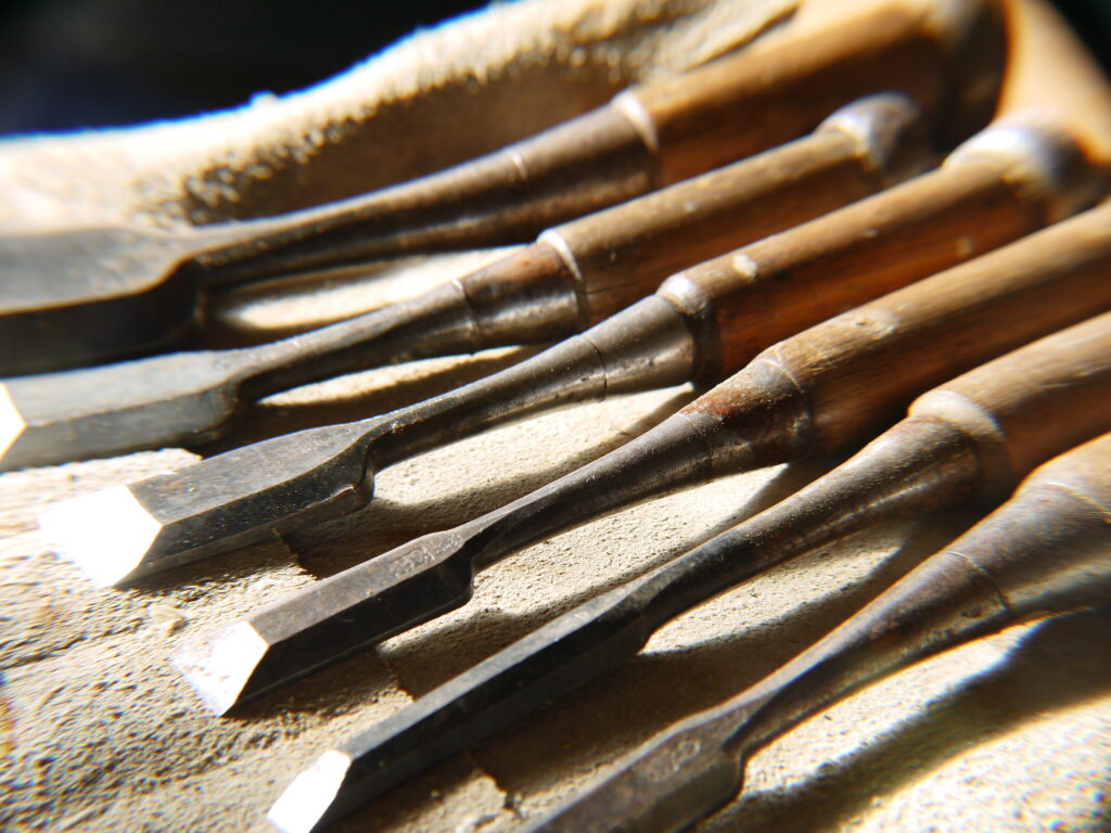 使い込まれた大工道具のノミ
