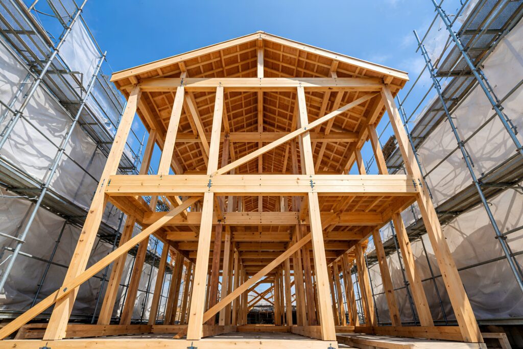 木造の軸組を組み上げる建方