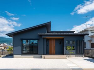紺色の外壁と木製玄関ドアを持つ平屋住宅